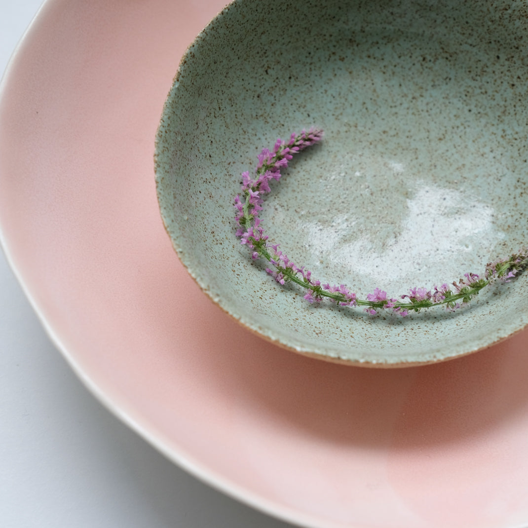 Assiette creuse rose de Dorothée Juilliard chez Brutal Ceramics
