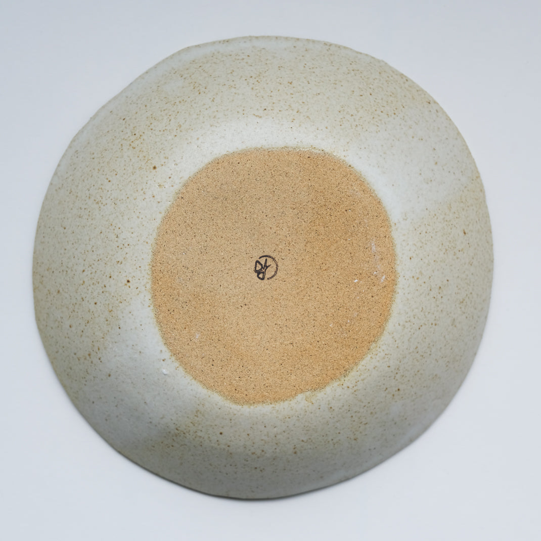 Assiette creuse beige de Dorothée Juilliard chez Brutal Ceramics