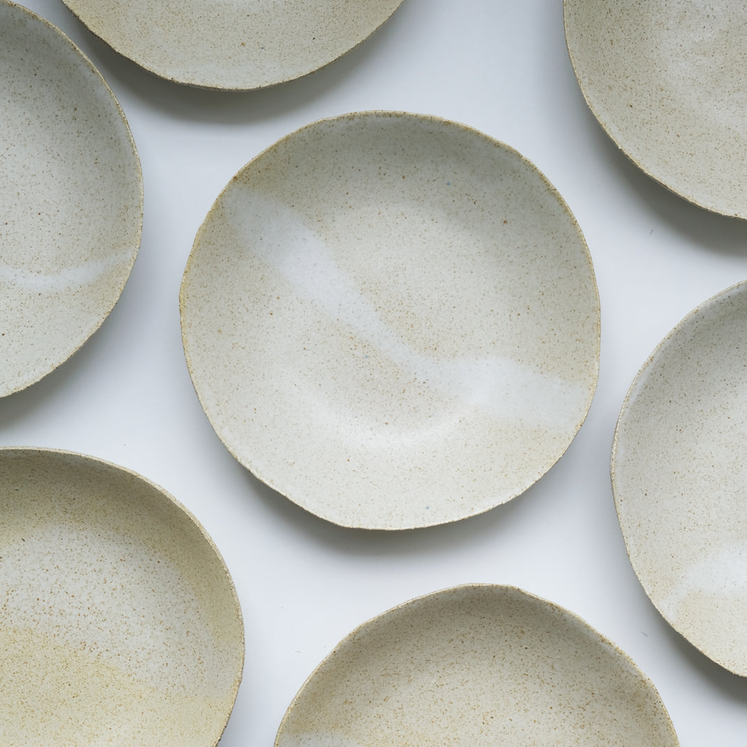 Assiette creuse beige de Dorothée Juilliard chez Brutal Ceramics