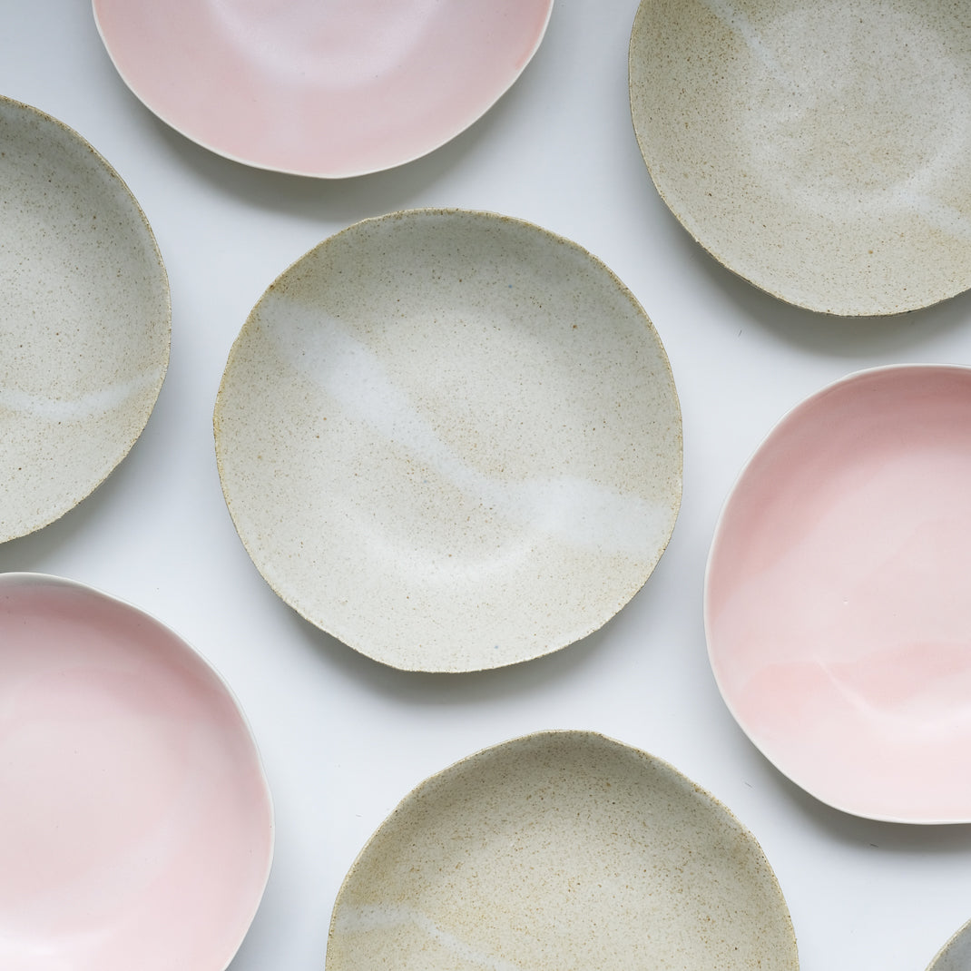Assiette creuse beige de Dorothée Juilliard chez Brutal Ceramics