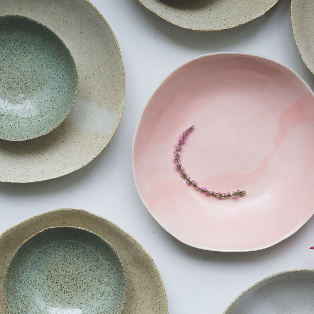Assiette creuse beige de Dorothée Juilliard chez Brutal Ceramics