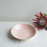 Assiette creuse rose de Dorothée Juilliard chez Brutal Ceramics