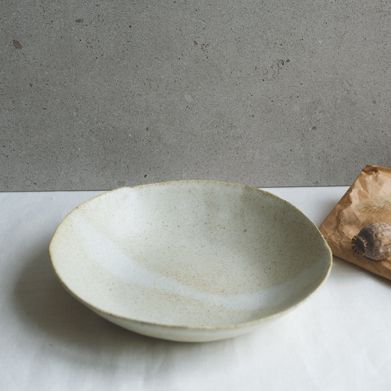 Assiette creuse beige de Dorothée Juilliard chez Brutal Ceramics