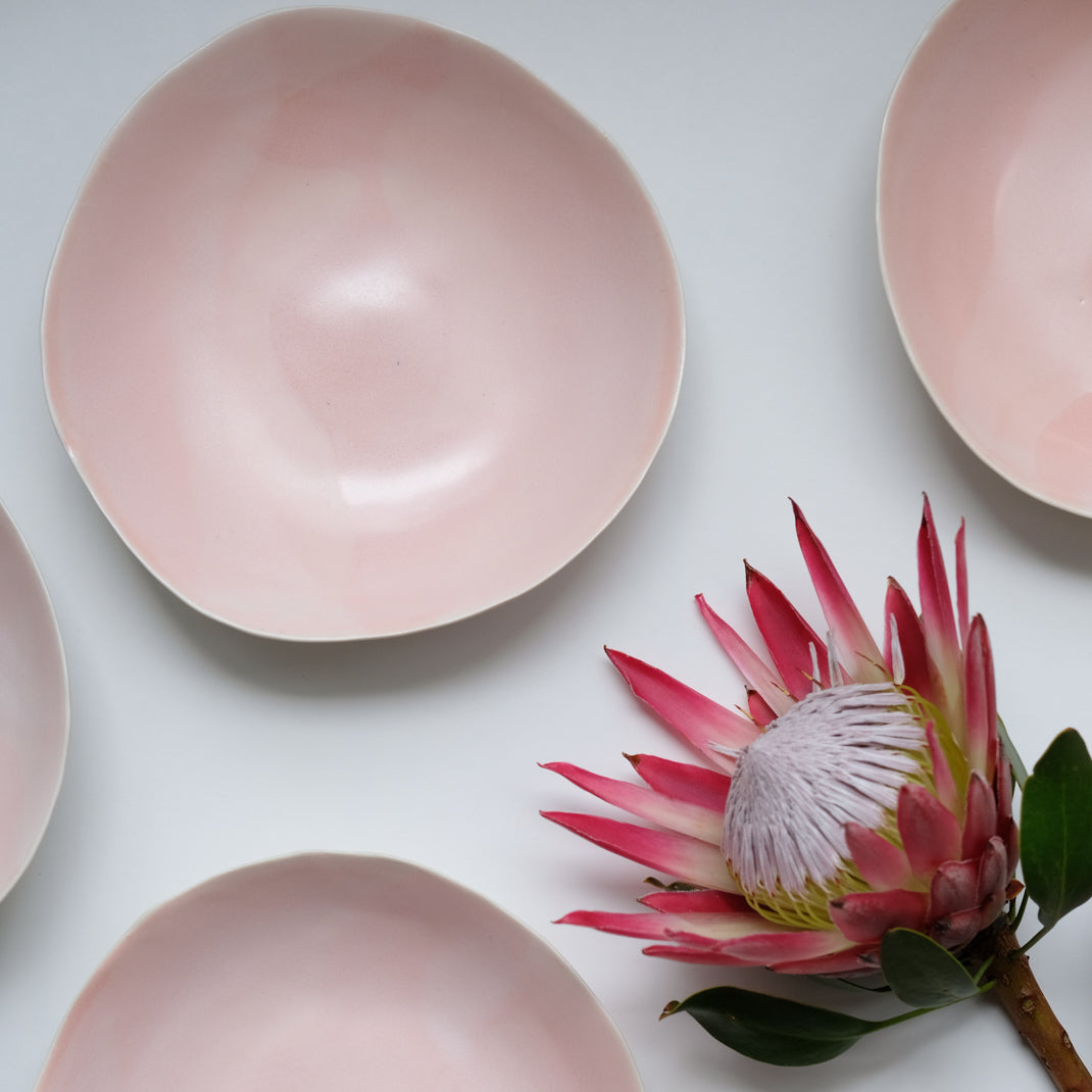 Assiette creuse rose de Dorothée Juilliard chez Brutal Ceramics
