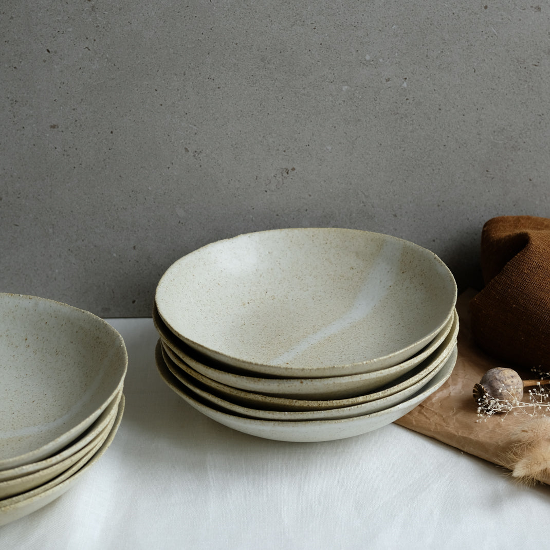 Assiette creuse beige de Dorothée Juilliard chez Brutal Ceramics