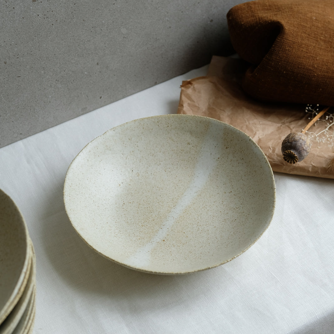 Assiette creuse beige de Dorothée Juilliard chez Brutal Ceramics