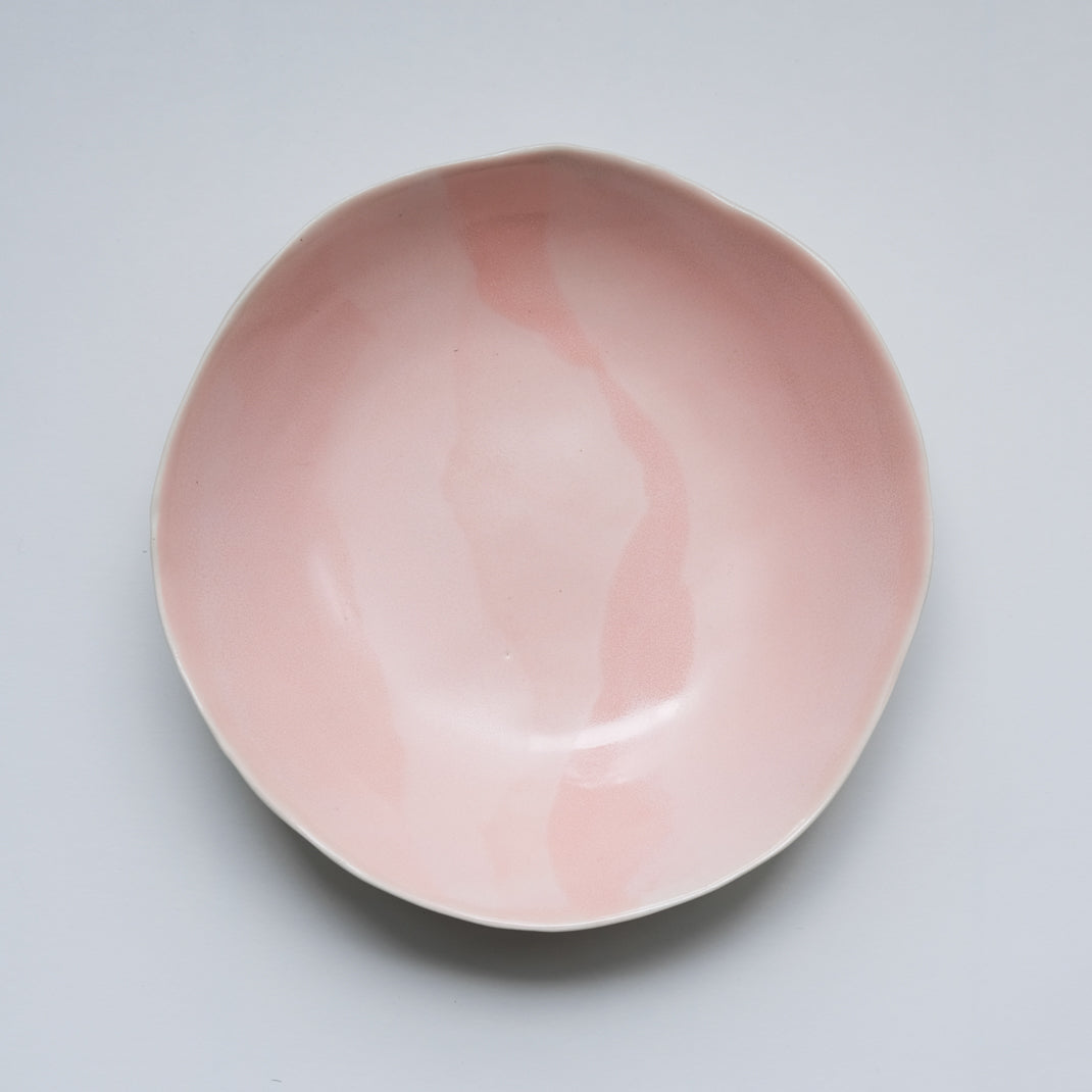 Assiette creuse rose de Dorothée Juilliard chez Brutal Ceramics