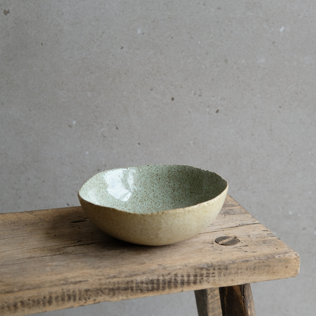 Bol vert moucheté de Dorothée Juilliard chez Brutal Ceramics