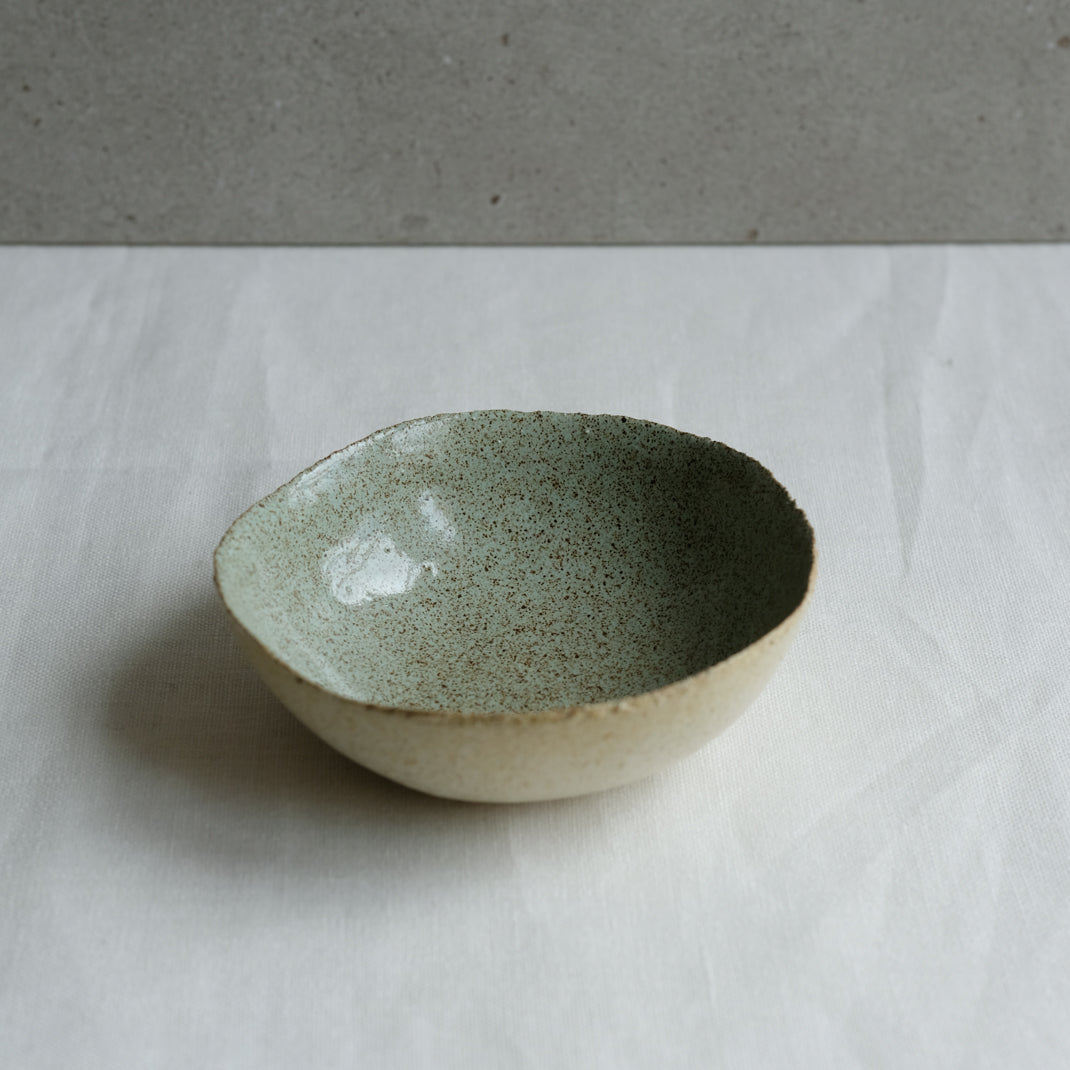 Bol vert moucheté de Dorothée Juilliard chez Brutal Ceramics