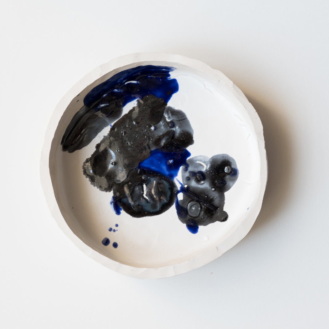 Assiette issue de la collection Alta conçue par Emmanuelle Roule pour Brutal dans son atelier parisien.