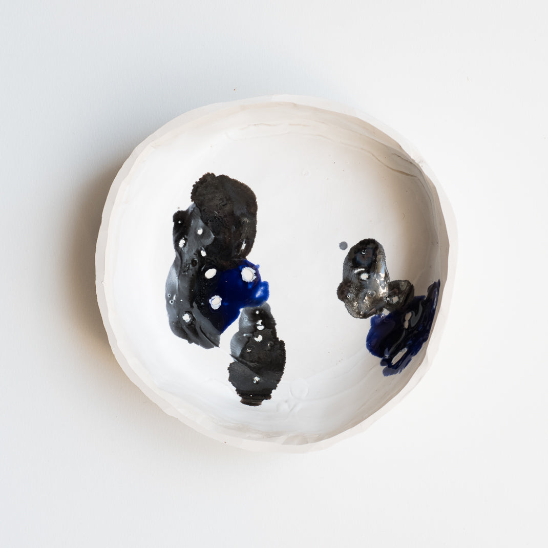 Assiette issue de la collection Alta conçue par Emmanuelle Roule pour Brutal dans son atelier parisien.