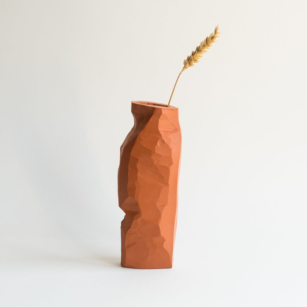 Vase issu de la collection Kume conçu par Emmanuelle Roule pour Brutal dans son atelier parisien.