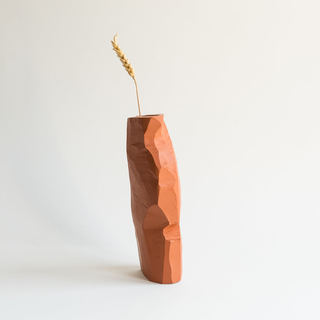 Vase issu de la collection Kume conçu par Emmanuelle Roule pour Brutal dans son atelier parisien.
