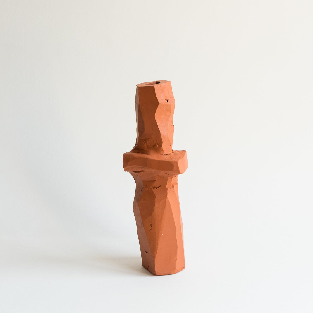 Vase issu de la collection Kume conçu par Emmanuelle Roule pour Brutal dans son atelier parisien.