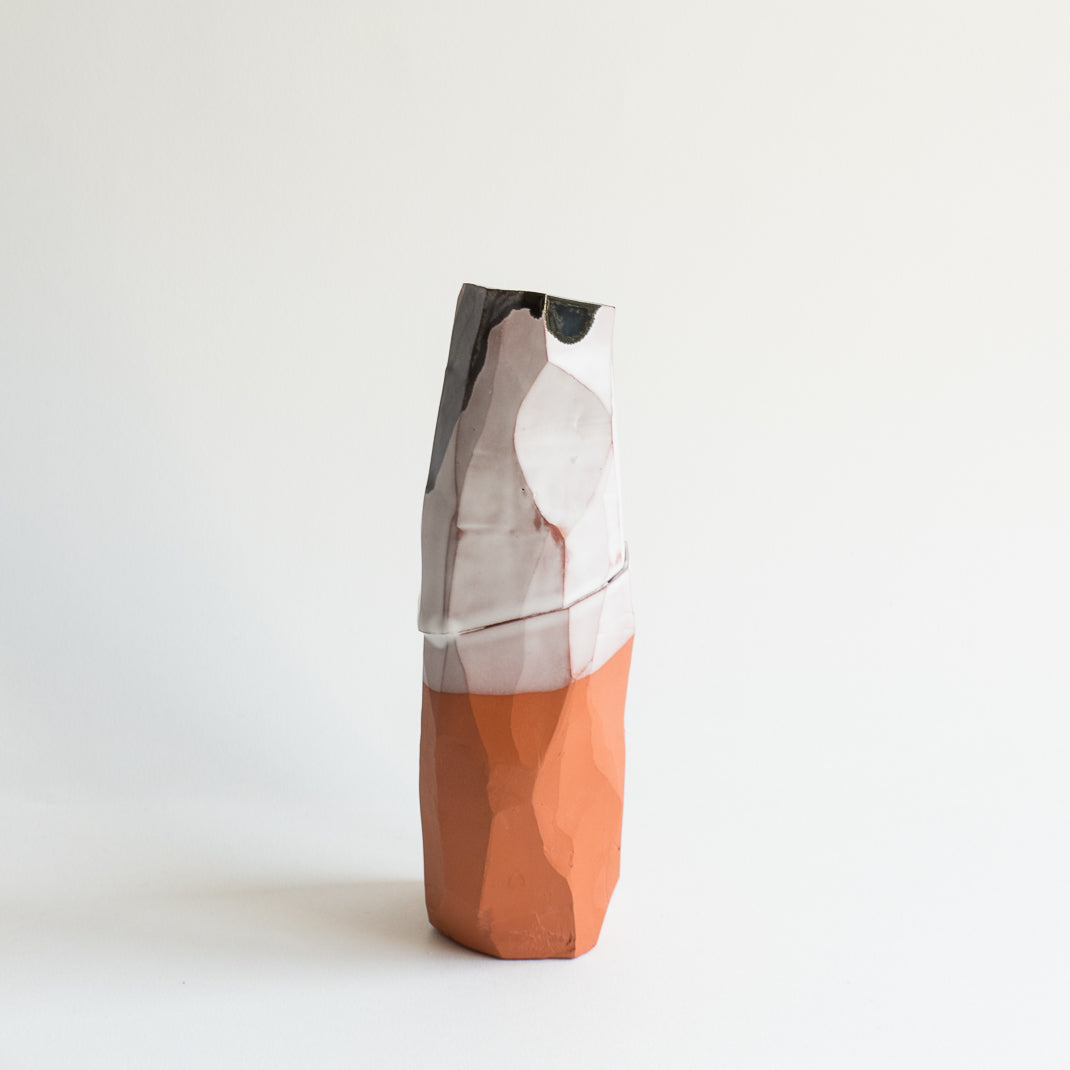 Vase issu de la collection Kume conçu par Emmanuelle Roule pour Brutal dans son atelier parisien.