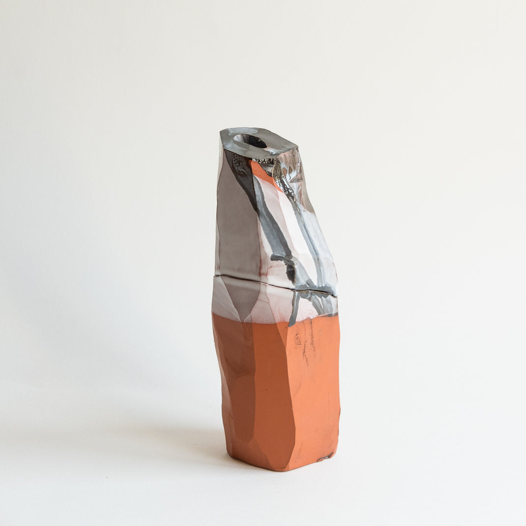 Vase issu de la collection Kume conçu par Emmanuelle Roule pour Brutal dans son atelier parisien.