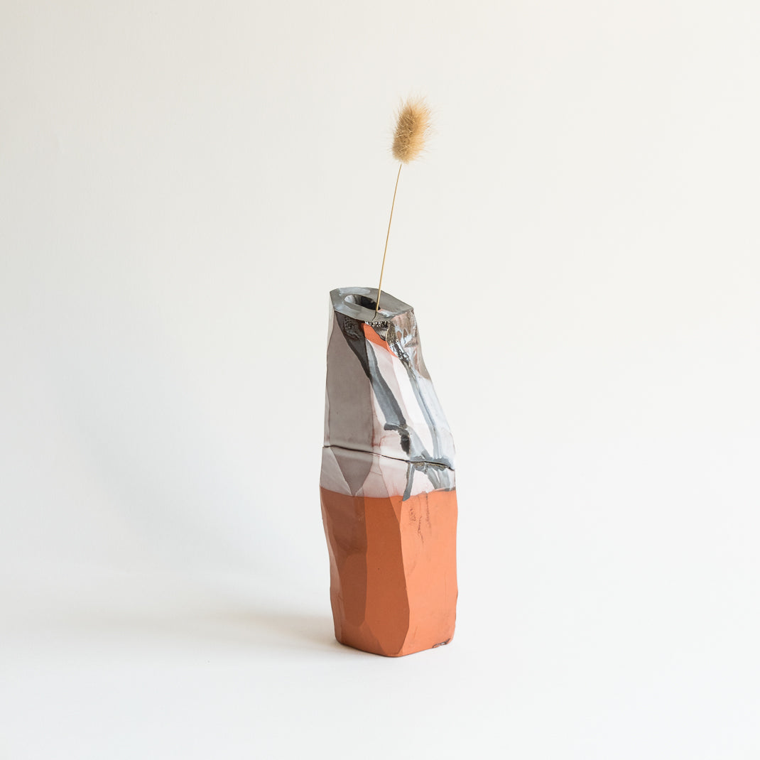 Vase issu de la collection Kume conçu par Emmanuelle Roule pour Brutal dans son atelier parisien.