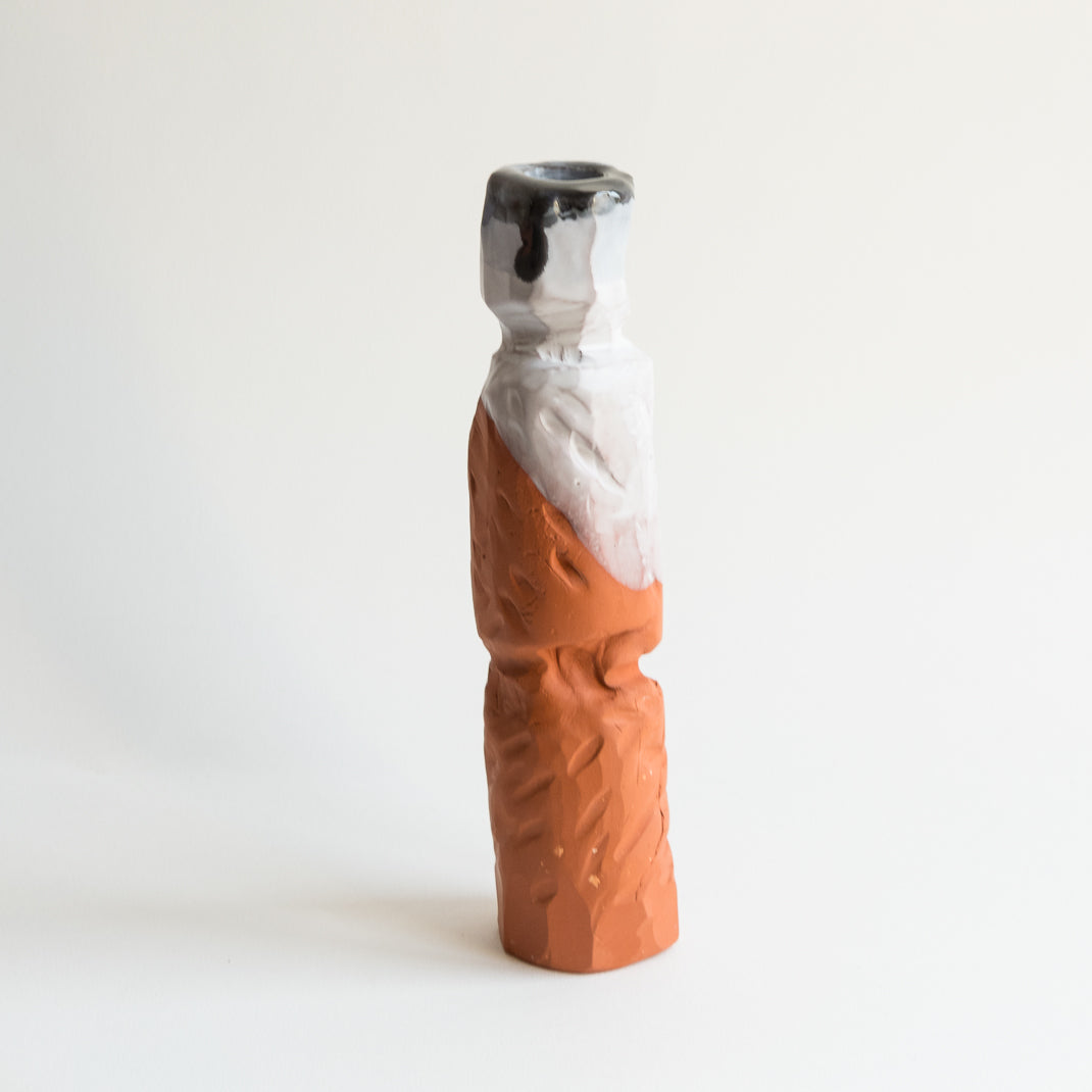 Vase issu de la collection Kume conçu par Emmanuelle Roule pour Brutal dans son atelier parisien.