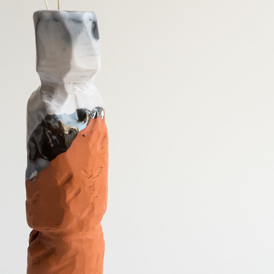Vase issu de la collection Kume conçu par Emmanuelle Roule pour Brutal dans son atelier parisien.