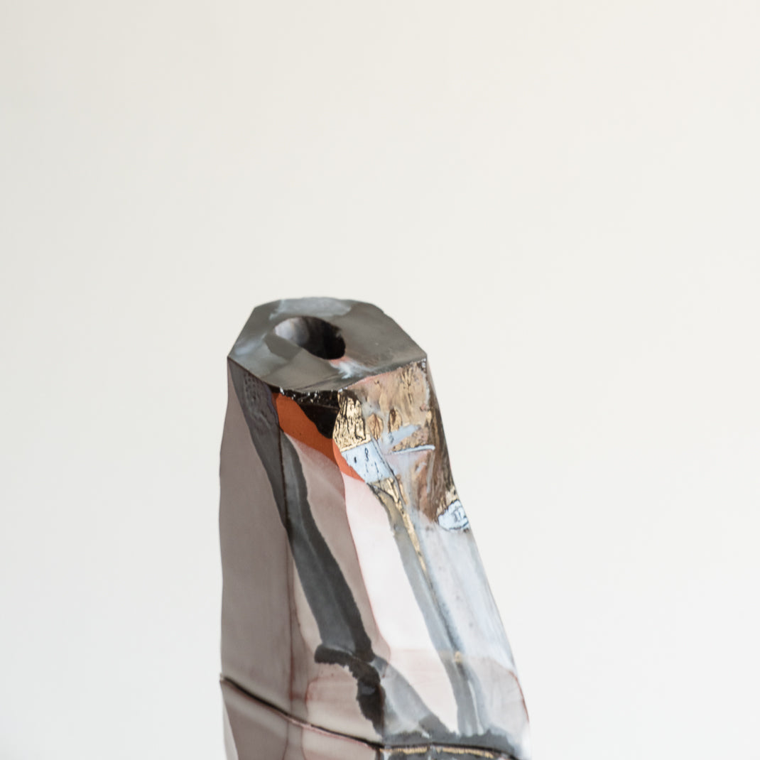 Vase issu de la collection Kume conçu par Emmanuelle Roule pour Brutal dans son atelier parisien.