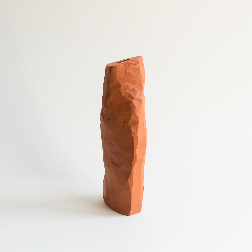 Vase issu de la collection Kume conçu par Emmanuelle Roule pour Brutal dans son atelier parisien.