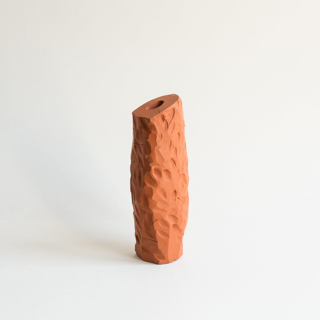 Vase issu de la collection Kume conçu par Emmanuelle Roule pour Brutal dans son atelier parisien.