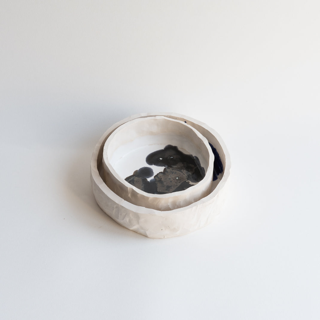 Assiette issue de la collection Alta conçue par Emmanuelle Roule pour Brutal dans son atelier parisien.