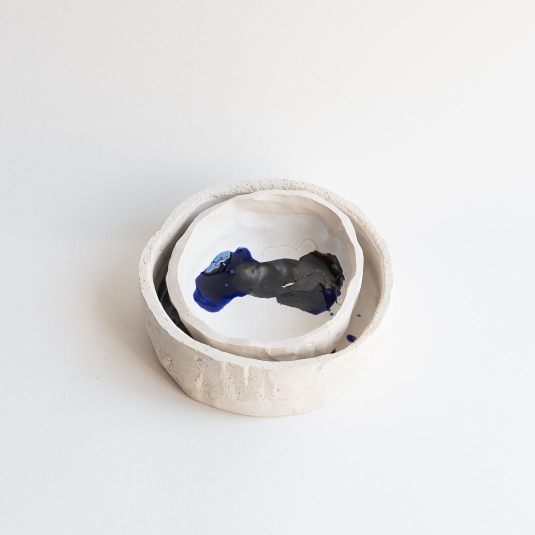 Assiette issue de la collection Alta conçue par Emmanuelle Roule pour Brutal dans son atelier parisien.