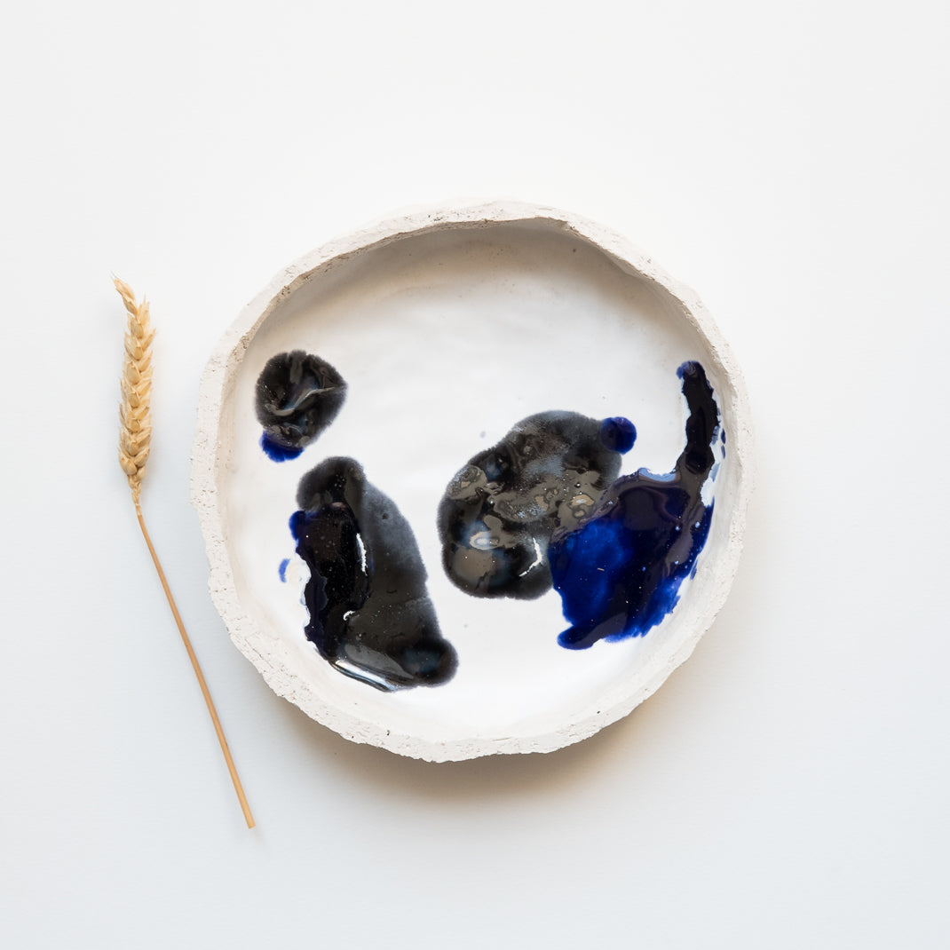 Assiette issue de la collection Alta conçue par Emmanuelle Roule pour Brutal dans son atelier parisien.
