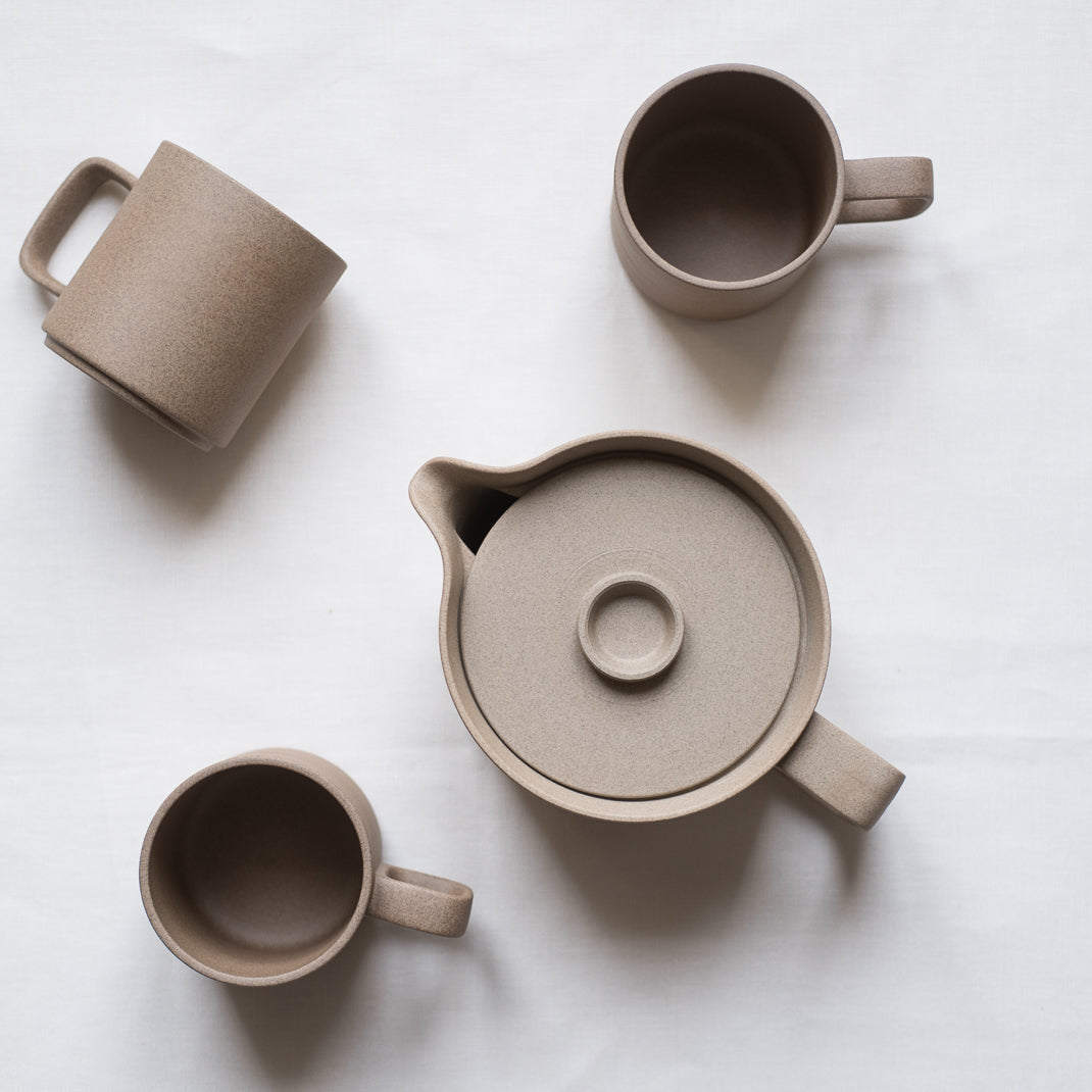 Mug japonais naturel mat Hasami Porcelain chez Brutal Ceramics