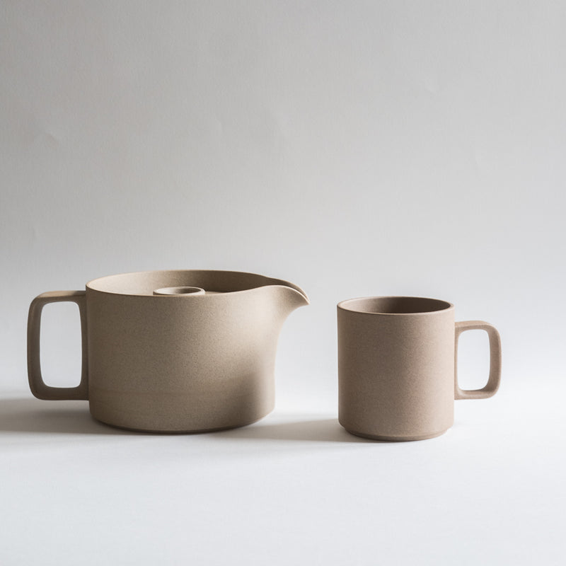 Mug japonais naturel mat Hasami Porcelain chez Brutal Ceramics