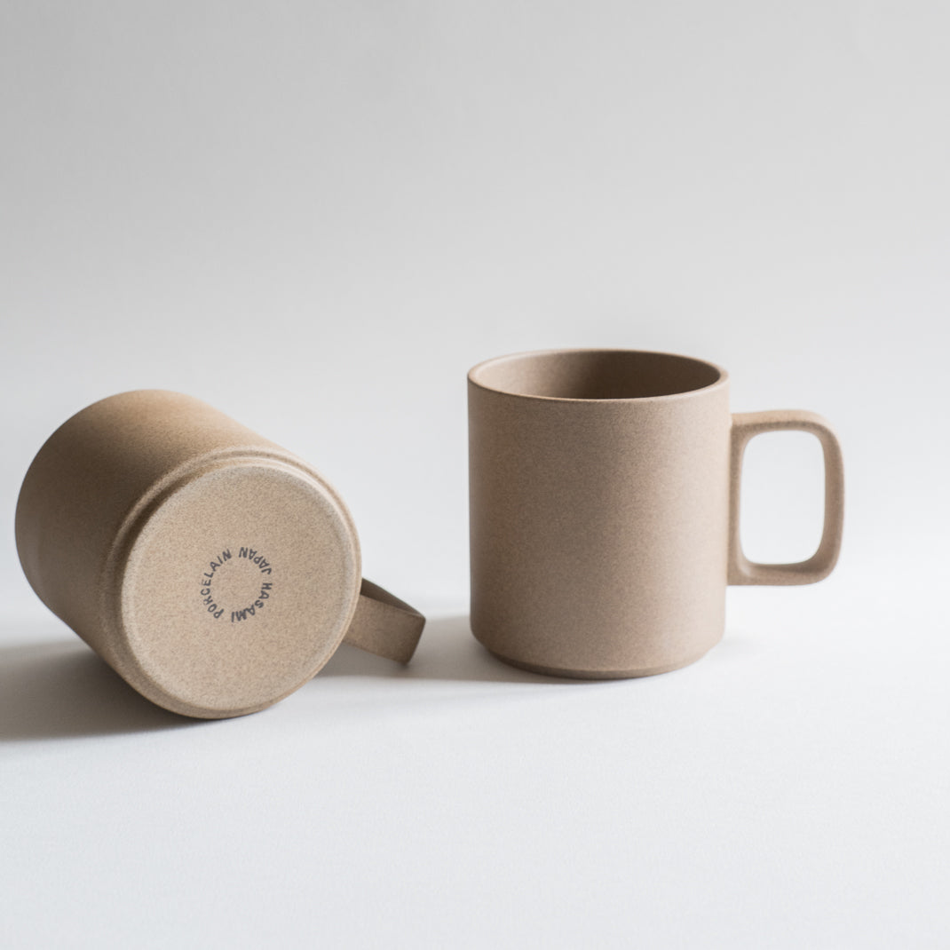 Mug japonais naturel mat Hasami Porcelain chez Brutal Ceramics