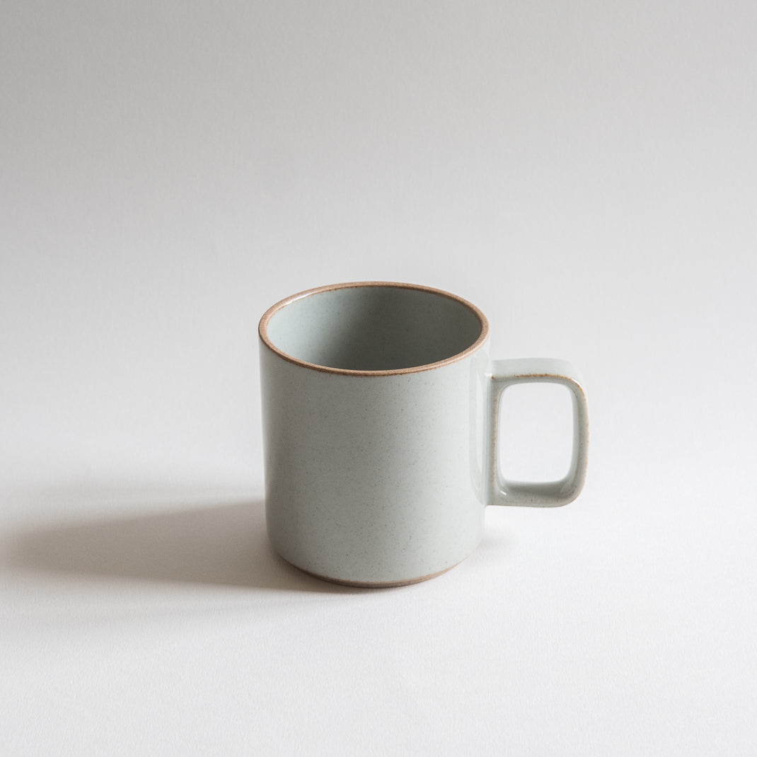 Mug japonais émaillé Hasami Porcelain chez Brutal Ceramics