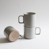 Mug japonais émaillé Hasami Porcelain chez Brutal Ceramics