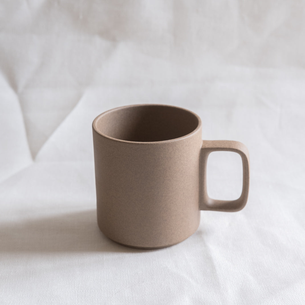 Mug japonais naturel mat Hasami Porcelain chez Brutal Ceramics