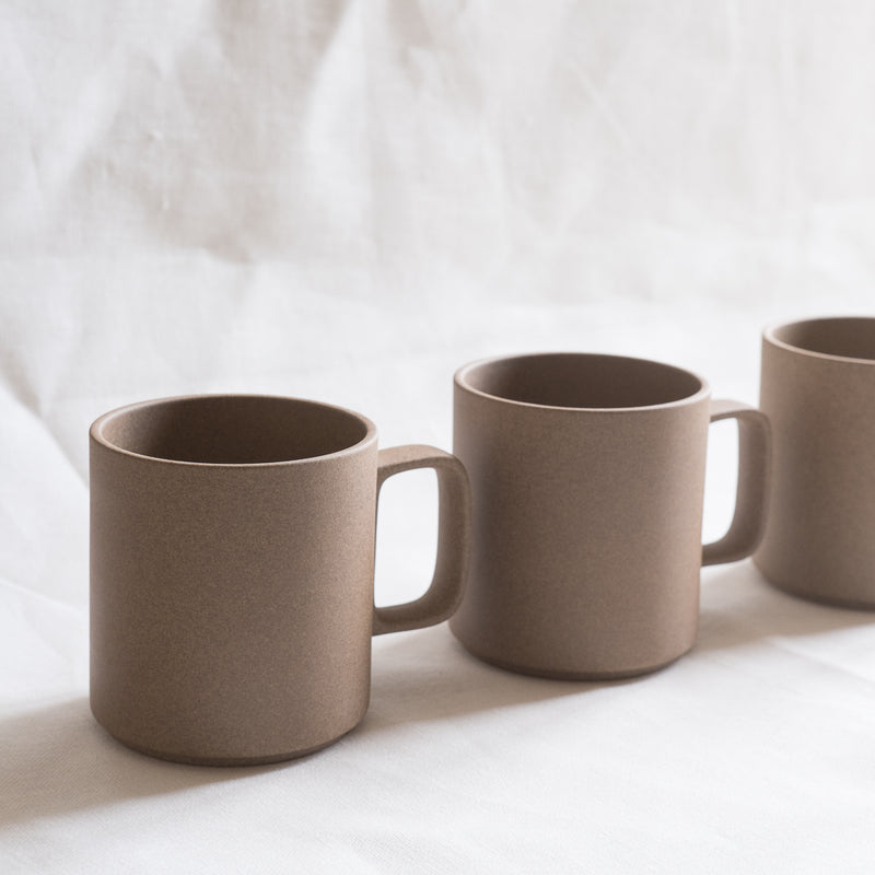 Mug japonais naturel mat Hasami Porcelain chez Brutal Ceramics