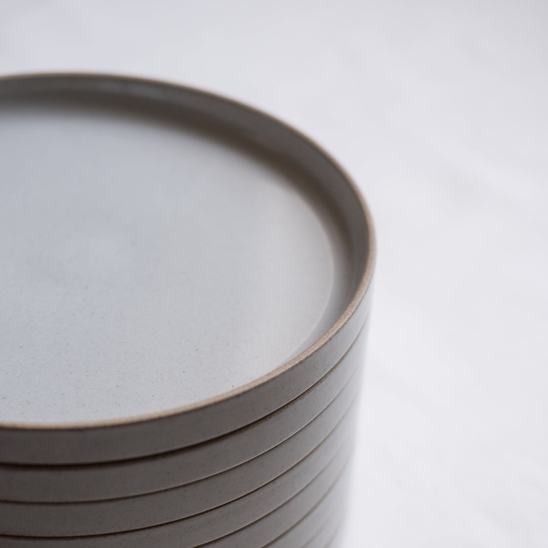 Assiette japonaise gris émaillé Hasami Porcelain, chez Brutal Ceramics
