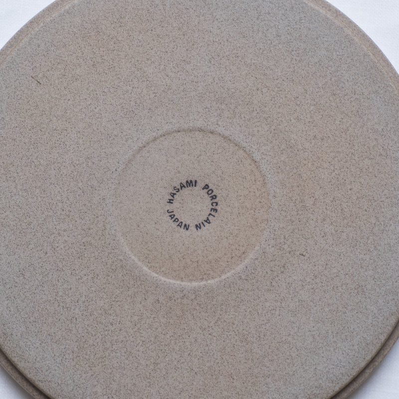 Assiette japonaise gris émaillé Hasami Porcelain, chez Brutal Ceramics