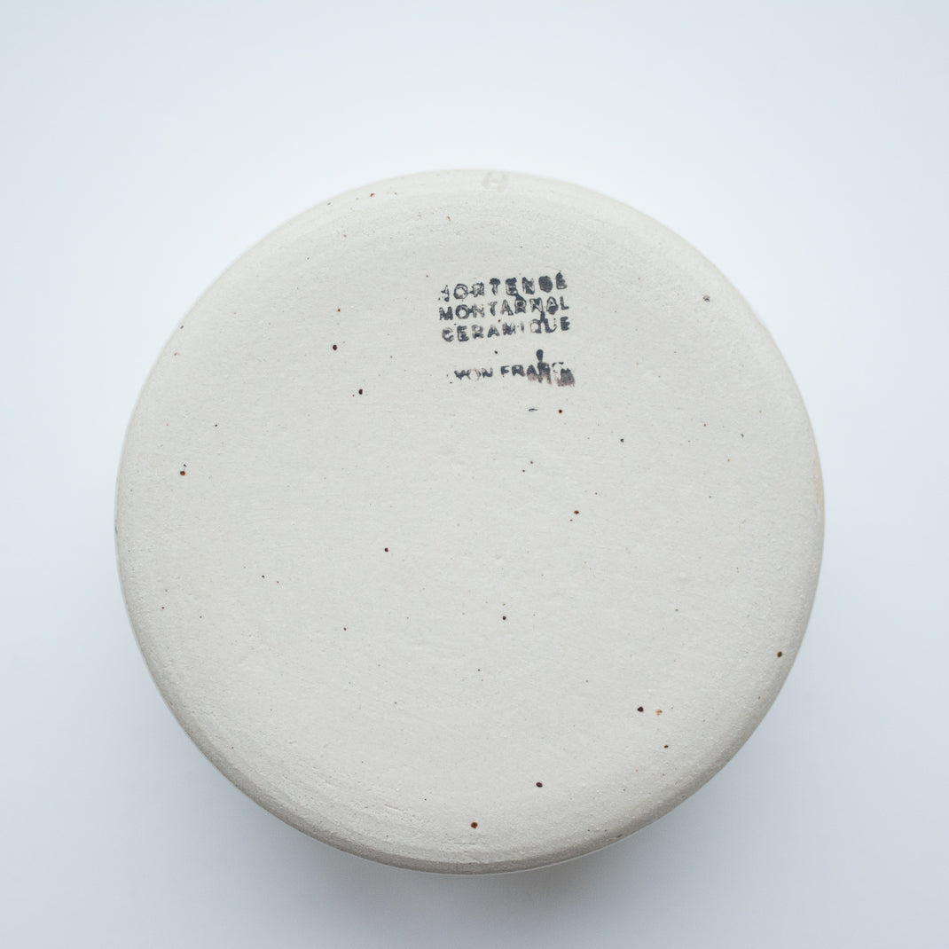 Tasse en grès blanc faite à la main dans l'atelier lyonnais d'Hortense Montarnal, céramiste