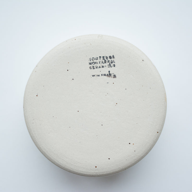 Tasse en grès blanc faite à la main dans l'atelier lyonnais d'Hortense Montarnal, céramiste