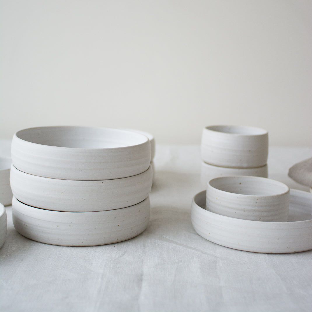 Assiette creuse faite à la main dans l'atelier lyonnais d'Hortense Montarnaln céramiste