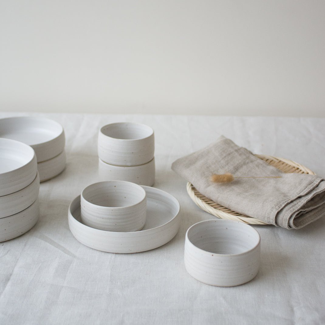 Tasse en grès blanc faite à la main dans l'atelier lyonnais d'Hortense Montarnal, céramiste