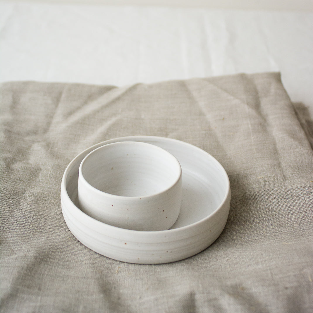 Assiette creuse faite à la main dans l'atelier lyonnais d'Hortense Montarnaln céramiste