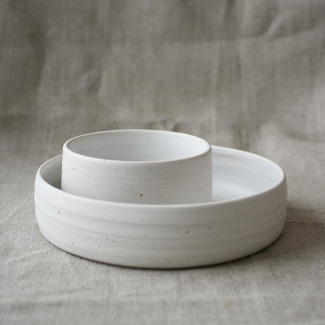 Tasse en grès blanc faite à la main dans l'atelier lyonnais d'Hortense Montarnal, céramiste