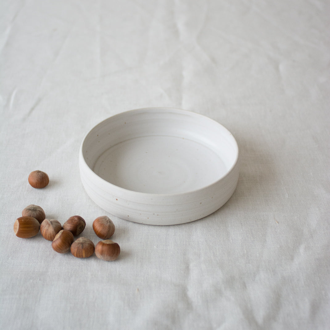 Assiette creuse faite à la main dans l'atelier lyonnais d'Hortense Montarnaln céramiste