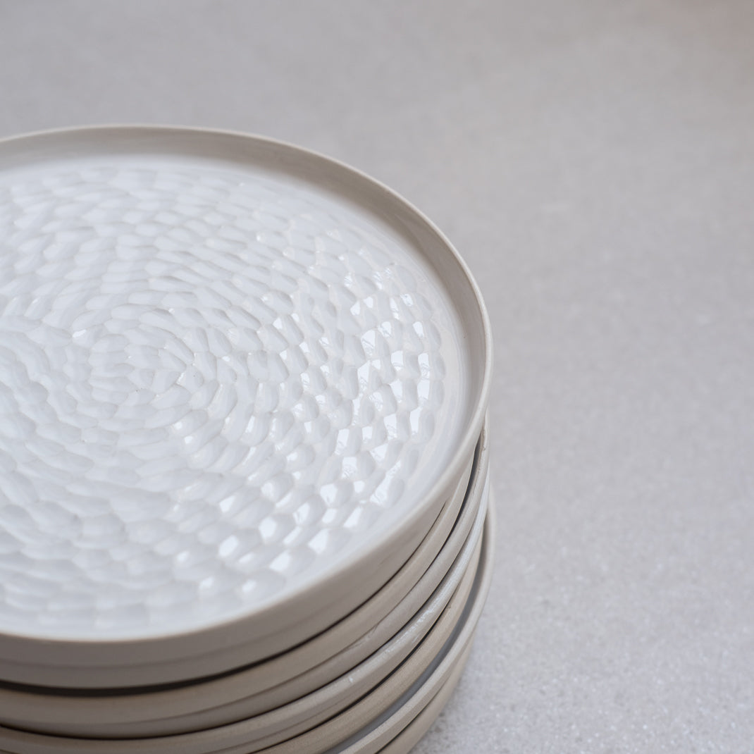 Assiette texturée Rose des Sables faite à la main dans l'atelier lyonnais de la céramiste Hortense Montarnal