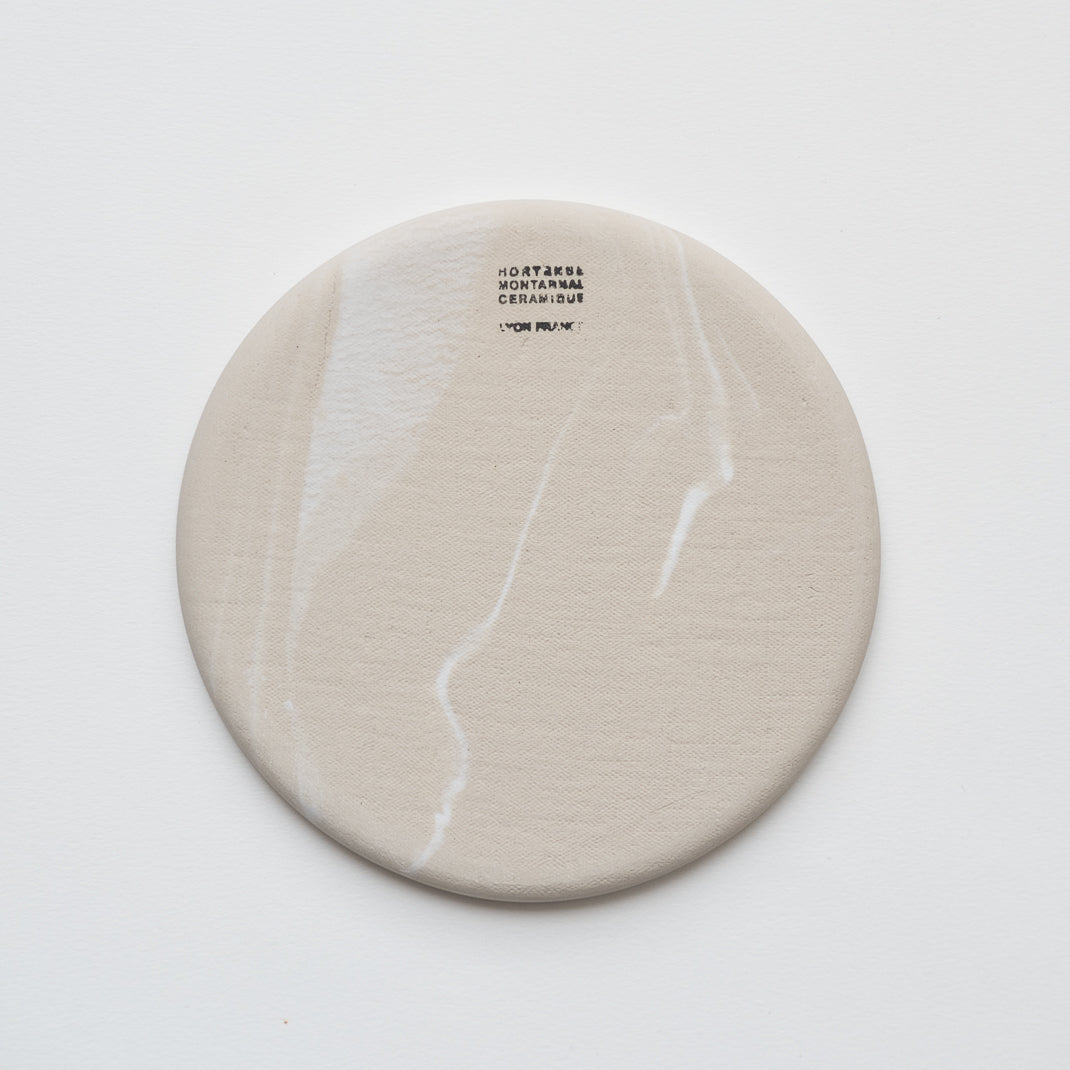 Assiette à dessert marbrée " Brume" fait à la main dans l'atelier lyonnais d'Hortense Montarnal
