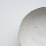 Bol ou saladier réalisé à la main par la céramiste Judith Lasry dans son atelier en bourgogne, pour Brutal Ceramics