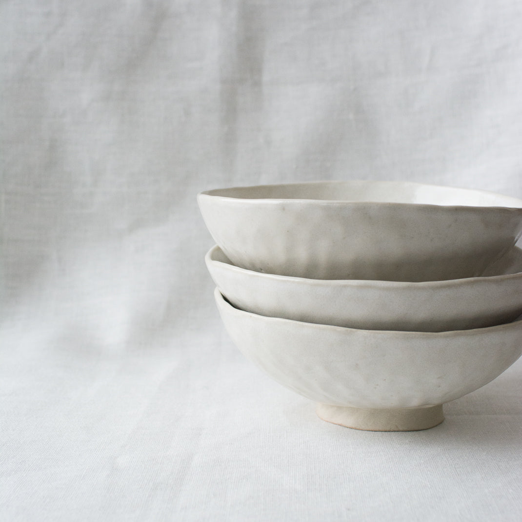 Bol ou saladier réalisé à la main par la céramiste Judith Lasry dans son atelier en bourgogne, pour Brutal Ceramics