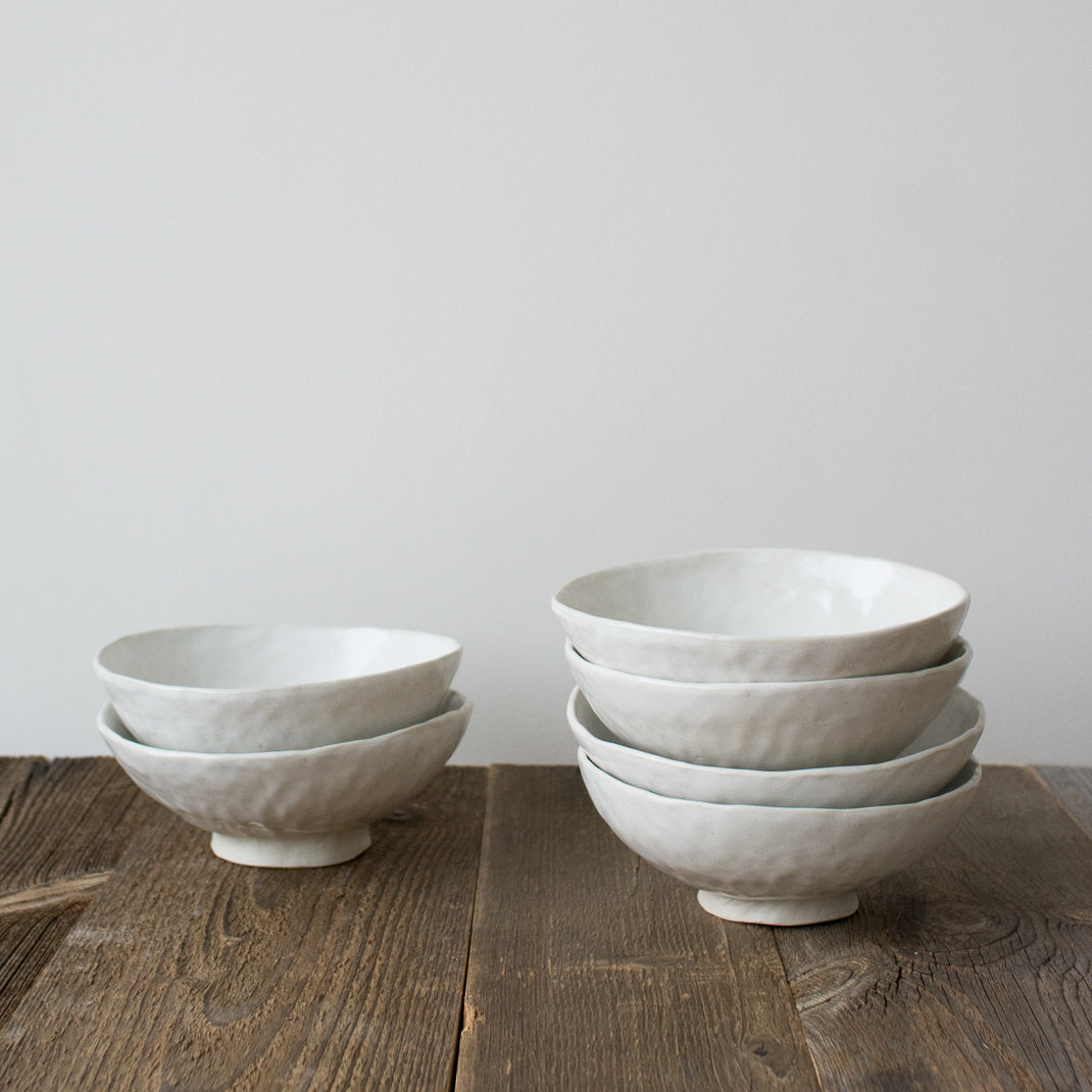 Bol ou saladier réalisé à la main par la céramiste Judith Lasry dans son atelier en bourgogne, pour Brutal Ceramics